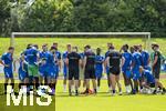 11.07.2024, Fussball 2. Bundesliga 2024/2025, 1.FC Magdeburg im Sommertrainingslager in Bad Wrishofen im Unterallgu, Training im Stadion am unteren Hart. Trainer Christian Titz (mitte rechts, 1. FC Magdeburg) hat seine Spieler um sich versammelt  