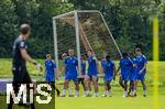 11.07.2024, Fussball 2. Bundesliga 2024/2025, 1.FC Magdeburg im Sommertrainingslager in Bad Wrishofen im Unterallgu, Training im Stadion am unteren Hart. Schweres zu tragen hat die Mannschaft mit dem mobilen Fussballtor.