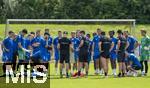 11.07.2024, Fussball 2. Bundesliga 2024/2025, 1.FC Magdeburg im Sommertrainingslager in Bad Wrishofen im Unterallgu, Training im Stadion am unteren Hart. Trainer Christian Titz (6.v.re, 1. FC Magdeburg) hat seine Spieler um sich versammelt  