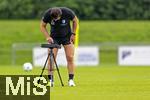 11.07.2024, Fussball 2. Bundesliga 2024/2025, 1.FC Magdeburg im Sommertrainingslager in Bad Wrishofen im Unterallgu, Training im Stadion am unteren Hart. Trainer Christian Titz (1. FC Magdeburg) begutachtet Leistungsdaten auf dem Tablet-Computer.