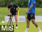 11.07.2024, Fussball 2. Bundesliga 2024/2025, 1.FC Magdeburg im Sommertrainingslager in Bad Wrishofen im Unterallgu, Training im Stadion am unteren Hart. Trainer Christian Titz (1. FC Magdeburg) begutachtet Leistungsdaten auf dem Tablet-Computer.