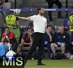 14.07.2024, Fussball UEFA EURO 2024, Finale im Berliner Olympiastadion, Spanien - England, Trainer Gareth Southgate (England) wirft den Ball zurck
