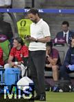 14.07.2024, Fussball UEFA EURO 2024, Finale im Berliner Olympiastadion, Spanien - England, Trainer Gareth Southgate (England) macht sich Notizzen
