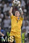 14.07.2024, Fussball UEFA EURO 2024, Finale im Berliner Olympiastadion, Spanien - England, Torwart Jordan Pickford (England) fngt den Ball sicher.
