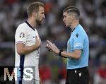 14.07.2024, Fussball UEFA EURO 2024, Finale im Berliner Olympiastadion, Spanien - England, Harry Kane (England) spricht mit Schiedsrichter Francois Letexier (Frankreich)
