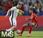 14.07.2024, Fussball UEFA EURO 2024, Finale im Berliner Olympiastadion, Spanien - England, Luke Shaw (England) setzt sich durch
