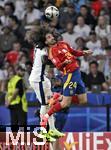 14.07.2024, Fussball UEFA EURO 2024, Finale im Berliner Olympiastadion, Spanien - England, Marc Cucurella (Spanien) setzt sich durch.
