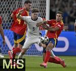 14.07.2024, Fussball UEFA EURO 2024, Finale im Berliner Olympiastadion, Spanien - England, John Stones (England) setzt sich durch.
