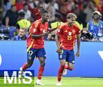 14.07.2024, Fussball UEFA EURO 2024, Finale im Berliner Olympiastadion, Spanien - England, Nico Williams (Spanien) jubelt mit Lamine Yamal (Spanien) .
