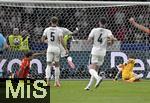 14.07.2024, Fussball UEFA EURO 2024, Finale im Berliner Olympiastadion, Spanien - England, Mikel Oyarzabal (Spanien) trifft zum 2:1 gegen Torwart Jordan Pickford (England) 
