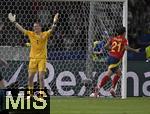 14.07.2024, Fussball UEFA EURO 2024, Finale im Berliner Olympiastadion, Spanien - England, Mikel Oyarzabal (Spanien) bejubelt das 2:1. Torwart Jordan Pickford (England) ist sauer
