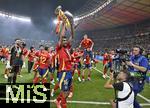 14.07.2024, Fussball UEFA EURO 2024, Finale im Berliner Olympiastadion, Spanien - England, Die Spanier feiern den Pokal Rodri (Spanien)  
