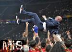 14.07.2024, Fussball UEFA EURO 2024, Finale im Berliner Olympiastadion, Spanien - England, Trainer Luis de la Fuente (Spanien) wird in die Hhe geworfen
