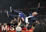 14.07.2024, Fussball UEFA EURO 2024, Finale im Berliner Olympiastadion, Spanien - England, Trainer Luis de la Fuente (Spanien) wird in die Hhe geworfen
