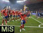 14.07.2024, Fussball UEFA EURO 2024, Finale im Berliner Olympiastadion, Spanien - England, Die Spanier feiern den Pokal Alejandro Grimaldo (Spanien) 
