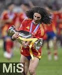 14.07.2024, Fussball UEFA EURO 2024, Finale im Berliner Olympiastadion, Spanien - England, Marc Cucurella (Spanien) schaukelt den Pokal
