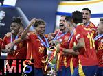 14.07.2024, Fussball UEFA EURO 2024, Finale im Berliner Olympiastadion, Spanien - England, v.l. Nico Williams (Spanien), Lamine Yamal (Spanien), Alvaro Morata (Spanien) jubeln mit dem Pokal 
