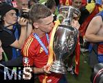 14.07.2024, Fussball UEFA EURO 2024, Finale im Berliner Olympiastadion, Spanien - England, Dani Olmo (Spanien) mit Pokal
