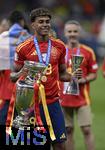 14.07.2024, Fussball UEFA EURO 2024, Finale im Berliner Olympiastadion, Spanien - England, Lamine Yamal (Spanien) mit EM Pokal
