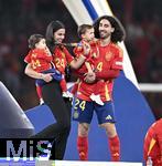 14.07.2024, Fussball UEFA EURO 2024, Finale im Berliner Olympiastadion, Spanien - England, Marc Cucurella (Spanien) mit seiner Familie
