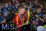 14.07.2024, Fussball UEFA EURO 2024, Finale im Berliner Olympiastadion, Spanien - England, Spanien ist Europameister,  Dani Olmo (Spanien) mit dem Pokal umringt von Fotografen nach der Siegerehrung bei den Fans
