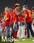 14.07.2024, Fussball UEFA EURO 2024, Finale im Berliner Olympiastadion, Spanien - England, Spanien ist Europameister,  Lamine Yamal (Spanien) nach der Siegerehrung auf dem Platz mit Familienmitglieder und Cowboyhut in den Landesfarben auf dem Kopf.
