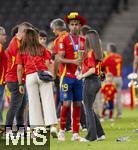 14.07.2024, Fussball UEFA EURO 2024, Finale im Berliner Olympiastadion, Spanien - England, Spanien ist Europameister,  Lamine Yamal (Spanien) nach der Siegerehrung auf dem Platz mit Familienmitglieder und Cowboyhut in den Landesfarben auf dem Kopf.
