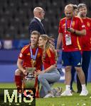 14.07.2024, Fussball UEFA EURO 2024, Finale im Berliner Olympiastadion, Spanien - England, Spanien ist Europameister,  Dani Olmo (Spanien) mit dem Pokal nach der Siegerehrung mit Freundin Laura Abla Schmitt