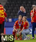 14.07.2024, Fussball UEFA EURO 2024, Finale im Berliner Olympiastadion, Spanien - England, Spanien ist Europameister,  Dani Olmo (Spanien) mit dem Pokal nach der Siegerehrung mit Freundin Laura Abla Schmitt