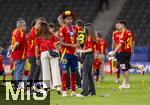 14.07.2024, Fussball UEFA EURO 2024, Finale im Berliner Olympiastadion, Spanien - England, Spanien ist Europameister,  Lamine Yamal (Spanien) nach der Siegerehrung auf dem Platz mit Familienmitglieder und Cowboyhut in den Landesfarben auf dem Kopf.
