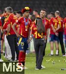 14.07.2024, Fussball UEFA EURO 2024, Finale im Berliner Olympiastadion, Spanien - England, Spanien ist Europameister,  Lamine Yamal (Spanien) nach der Siegerehrung auf dem Platz mit Familienmitglieder und Cowboyhut in den Landesfarben auf dem Kopf.
