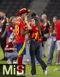 14.07.2024, Fussball UEFA EURO 2024, Finale im Berliner Olympiastadion, Spanien - England, Spanien ist Europameister,  Lamine Yamal (li, Spanien) nach der Siegerehrung auf dem Platz mit Familienmitglieder und Cowboyhut in den Landesfarben auf dem Kopf.
