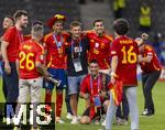 14.07.2024, Fussball UEFA EURO 2024, Finale im Berliner Olympiastadion, Spanien - England, Spanien ist Europameister,  Lamine Yamal (li, Spanien) nach der Siegerehrung auf dem Platz mit Cowboyhut in den Landesfarben auf dem Kopf. 
