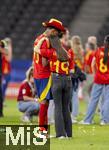 14.07.2024, Fussball UEFA EURO 2024, Finale im Berliner Olympiastadion, Spanien - England, Spanien ist Europameister,  Lamine Yamal (li, Spanien) nach der Siegerehrung auf dem Platz mit Familienmitglieder und Cowboyhut in den Landesfarben auf dem Kopf.
