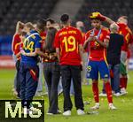 14.07.2024, Fussball UEFA EURO 2024, Finale im Berliner Olympiastadion, Spanien - England, Spanien ist Europameister,  Lamine Yamal (re, Spanien) nach der Siegerehrung auf dem Platz, hier fotografiert er seine Familienmitglieder mit Cowboyhut in den Landesfarben auf dem Kopf. 
