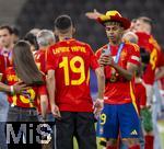 14.07.2024, Fussball UEFA EURO 2024, Finale im Berliner Olympiastadion, Spanien - England, Spanien ist Europameister,  Lamine Yamal (re, Spanien) nach der Siegerehrung auf dem Platz, hier fotografiert er seine Familienmitglieder mit Cowboyhut in den Landesfarben auf dem Kopf. 
