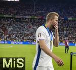 14.07.2024, Fussball UEFA EURO 2024, Finale im Berliner Olympiastadion, Spanien - England, Spanien ist Europameister nach dem 2:1 Sieg. nach der Siegerehrung feiern die Spanier bei den Fans ihren Triumph aber die Englnder stehen ohne Titel da, Harry Kane (England) geht vom Platz 
