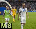 14.07.2024, Fussball UEFA EURO 2024, Finale im Berliner Olympiastadion, Spanien - England, Spanien ist Europameister nach dem 2:1 Sieg. nach der Siegerehrung feiern die Spanier bei den Fans ihren Triumph aber die Englnder stehen ohne Titel da, v.l. Kieran Trippier (England), Torwart Jordan Pickford (England), Harry Kane (England) gehen als Verlierer vom Platz 
