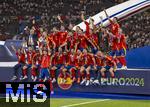 14.07.2024, Fussball UEFA EURO 2024, Finale im Berliner Olympiastadion, Spanien - England, Spanien ist Europameister nach dem 2:1 Sieg. Bei der Siegerehrung feiern die Spanier ihren Triumph mit dem Pokal. mitte: Alvaro Morata (Spanien), 
