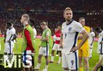 14.07.2024, Fussball UEFA EURO 2024, Finale im Berliner Olympiastadion, Spanien - England, Spanien ist Europameister nach dem 2:1 Sieg. nach der Siegerehrung feiern die Spanier bei den Fans ihren Triumph aber die Englnder stehen ohne Titel da, re: Harry Kane (England)  
