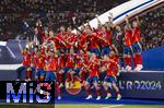 14.07.2024, Fussball UEFA EURO 2024, Finale im Berliner Olympiastadion, Spanien - England, Spanien ist Europameister nach dem 2:1 Sieg. Bei der Siegerehrung feiern die Spanier ihren Triumph mit dem Pokal. mitte: Alvaro Morata (Spanien), 
