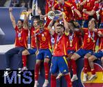 14.07.2024, Fussball UEFA EURO 2024, Finale im Berliner Olympiastadion, Spanien - England, Spanien ist Europameister nach dem 2:1 Sieg. Bei der Siegerehrung feiern die Spanier ihren Triumph mit dem Pokal. mitte: Alvaro Morata (Spanien), Joselu (Spanien), Lamine Yamal (Spanien). 