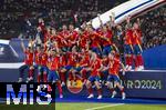 14.07.2024, Fussball UEFA EURO 2024, Finale im Berliner Olympiastadion, Spanien - England, Spanien ist Europameister nach dem 2:1 Sieg. Bei der Siegerehrung feiern die Spanier ihren Triumph mit dem Pokal. mitte: Alvaro Morata (Spanien), 
