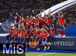 14.07.2024, Fussball UEFA EURO 2024, Finale im Berliner Olympiastadion, Spanien - England, Spanien ist Europameister nach dem 2:1 Sieg. Bei der Siegerehrung feiern die Spanier ihren Triumph mit dem Pokal. mitte: Alvaro Morata (Spanien), 
