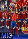 14.07.2024, Fussball UEFA EURO 2024, Finale im Berliner Olympiastadion, Spanien - England, Spanien ist Europameister nach dem 2:1 Sieg. Bei der Siegerehrung feiern die Spanier ihren Triumph mit dem Pokal. mitte: Alvaro Morata (Spanien), Lamine Yamal (Spanien),. Joselu (Spanien) 
