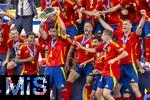 14.07.2024, Fussball UEFA EURO 2024, Finale im Berliner Olympiastadion, Spanien - England, Spanien ist Europameister nach dem 2:1 Sieg. Bei der Siegerehrung feiern die Spanier ihren Triumph mit dem Pokal. mitte: Alvaro Morata (Spanien), Lamine Yamal (Spanien), Joselu (Spanien), Jesus Navas (Spanien), 
