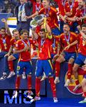 14.07.2024, Fussball UEFA EURO 2024, Finale im Berliner Olympiastadion, Spanien - England, Spanien ist Europameister nach dem 2:1 Sieg. Bei der Siegerehrung feiern die Spanier ihren Triumph mit dem Pokal. mitte: Alvaro Morata (Spanien), Lamine Yamal (Spanien), Joselu (Spanien), Jesus Navas (Spanien), 
