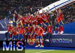 14.07.2024, Fussball UEFA EURO 2024, Finale im Berliner Olympiastadion, Spanien - England, Spanien ist Europameister nach dem 2:1 Sieg. Bei der Siegerehrung feiern die Spanier ihren Triumph mit dem Pokal. mitte: Alvaro Morata (Spanien), 
