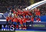 14.07.2024, Fussball UEFA EURO 2024, Finale im Berliner Olympiastadion, Spanien - England, Spanien ist Europameister nach dem 2:1 Sieg. Bei der Siegerehrung feiern die Spanier ihren Triumph mit dem Pokal. mitte: Alvaro Morata (Spanien), 
