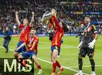 14.07.2024, Fussball UEFA EURO 2024, Finale im Berliner Olympiastadion, Spanien - England, Spanien ist Europameister nach dem 2:1 Sieg. nach der Siegerehrung feiern die Spanier bei den Fans ihren Triumph. v.li: Dani Olmo (li, Spanien), Fermin (Spanien) und Marc Cucurella (Spanien) prsentieren den Fans stolz den Pokal, re: Torwart David Raya (Spanien) 
